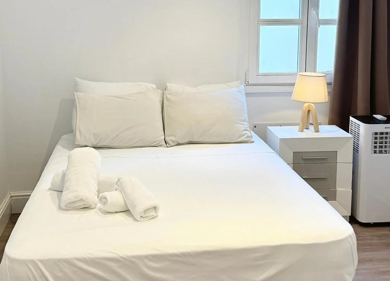 Deluxe City Centre Two Bedroom - Grand Central House Gibraltár Apartman
